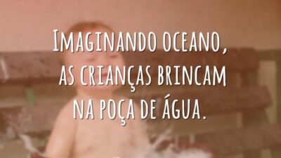 Imaginando oceano, as crianças brincam na poça de água.