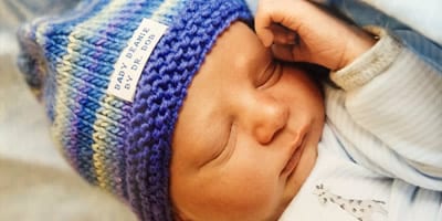 Obstetra presenteia recém-nascidos com gorrinhos que ele mesmo tricota