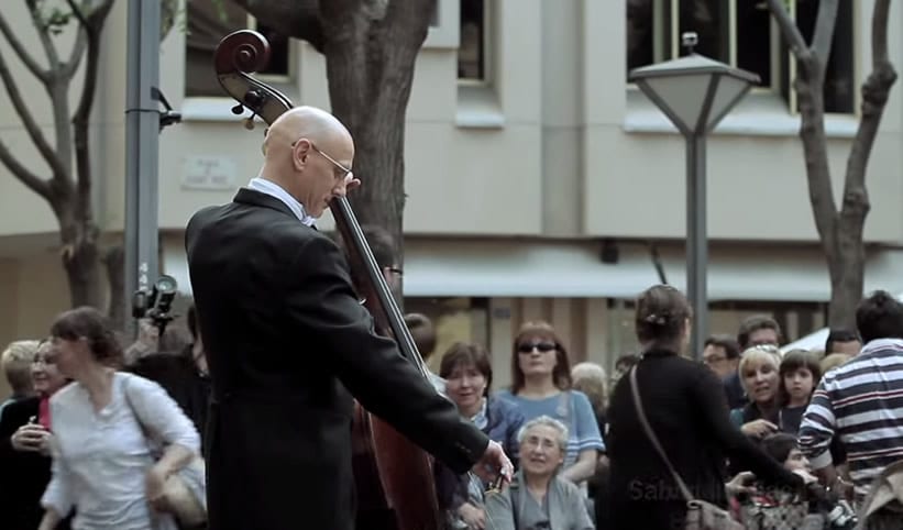 menina-da-moeda-musica-na-rua