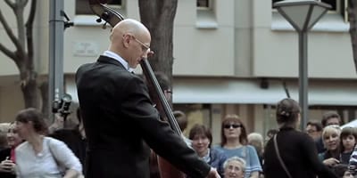 Menina dá uma gorjeta a um músico de rua e não imagina a surpresa maravilhosa que vai acontecer