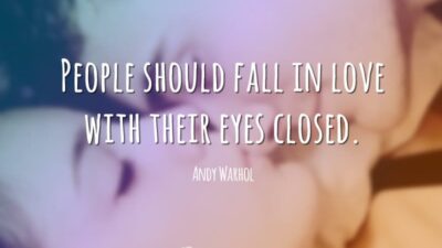 People should fall in love with their eyes closed. (As pessoas deveriam&hellip;