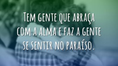Gente que abraça com a alma