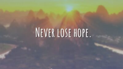 Never lose hope. (Nunca perca a esperança.)