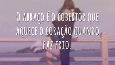 O abraço é o cobertor que aquece o coração quando faz frio.