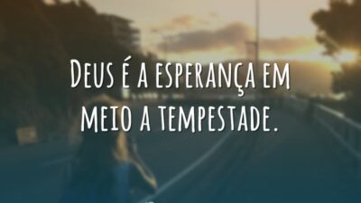 Deus é a esperança em meio a tempestade.