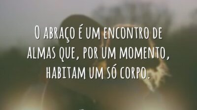 O abraço é um encontro de almas que, por um momento, habitam&hellip;