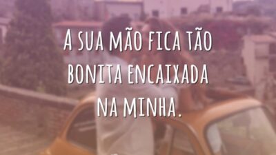 A sua mão fica tão bonita encaixada na minha.