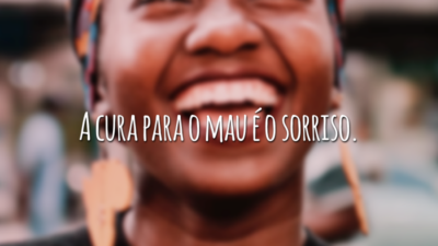 A cura para o mau é o sorriso.