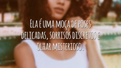 Ela é uma moça de poses delicadas, sorrisos discretos e olhar misterioso.