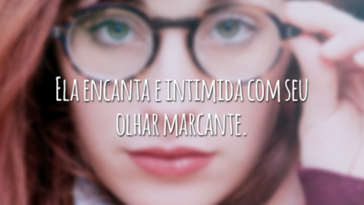 Ela encanta e intimida com seu olhar marcante.