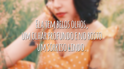 Ela tem belos olhos, um olhar profundo e no rosto um sorriso lindo.