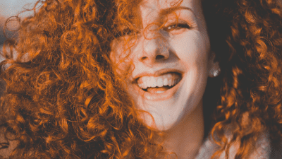 125 legendas para foto sorrindo que representam sua felicidade