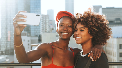 85 legendas para fotos com melhor amiga que refletem amor sincero