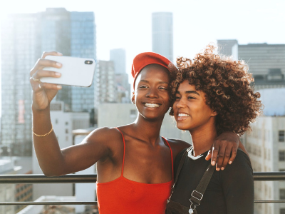 85 legendas para fotos com melhor amiga que refletem amor sincero