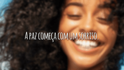 A paz começa com um sorriso.