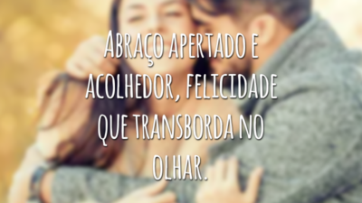Abraço apertado e acolhedor, felicidade que transborda no olhar.