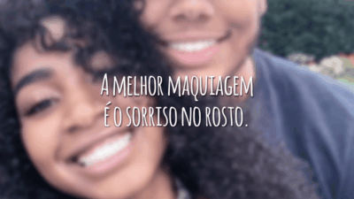 A melhor maquiagem é o sorriso no rosto.