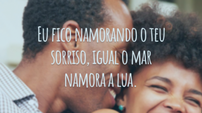 Eu fico namorando o teu sorriso, igual o mar namora a lua.