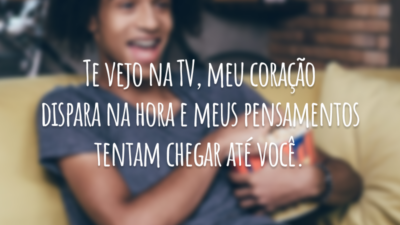 Te vejo na TV, meu coração dispara na hora e meus pensamentos tentam chegar até você.