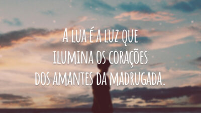 A lua é a luz que ilumina os corações dos amantes da madrugada.
