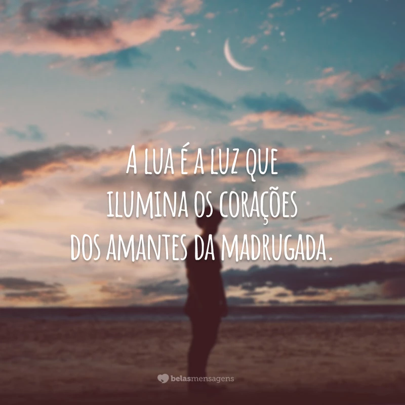 A lua é a luz que ilumina os corações dos amantes da madrugada.