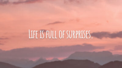 Life is full of surprises. (A vida é cheia de surpresas.)