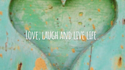 Love, laugh and live life. (Ame, ria e viva a vida.)