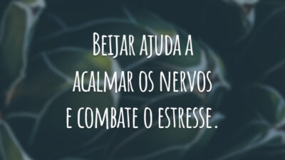 Beijar ajuda a acalmar os nervos e combate o estresse.