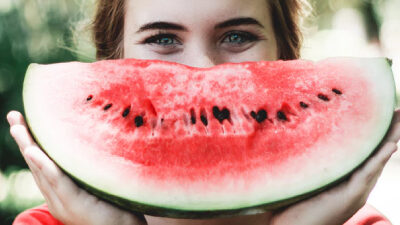30 frases de pessoas felizes para te inspirar a buscar a felicidade