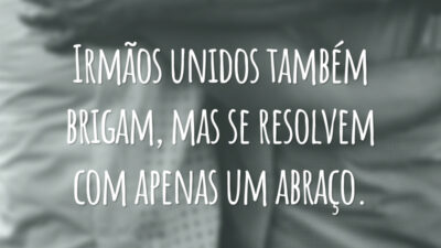 Irmãos unidos também brigam, mas se resolvem com apenas um abraço.