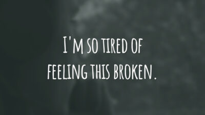 I'm so tired of feeling this broken.
(Estou tão cansado de me sentir tão quebrado.)