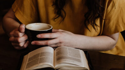 65 frases sobre livros para se apaixonar pela leitura