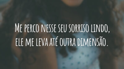 Me perco nesse seu sorriso lindo, ele me leva até outra dimensão.
