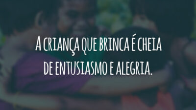 A criança que brinca é cheia de entusiasmo e alegria.