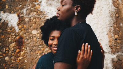 50 frases de elogio para filha que vão enternecer os laços da relação