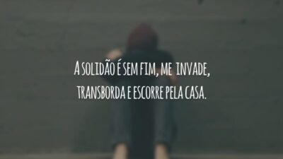 A solidão é sem fim, me  invade, transborda e escorre pela casa.