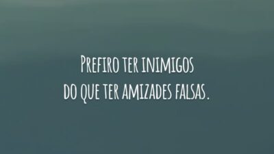 Prefiro ter inimigos do que ter amizades falsas. Se não for para ser verdadeiro, por favor, nem entre na minha vida.