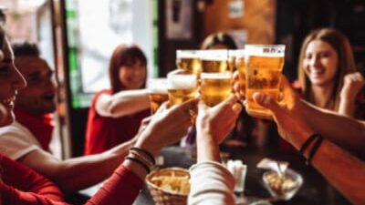 40 frases de brinde para celebrar tudo de bom que há na vida