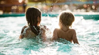 50 frases de piscina para mergulhar nas águas azuis e relaxar