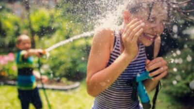 30 frases engraçadas de irmãos para alegrar o dia do seu brother