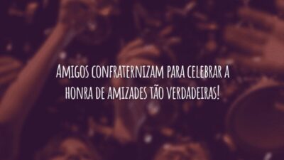 Amigos confraternizam para celebrar a honra de amizades tão verdadeiras!