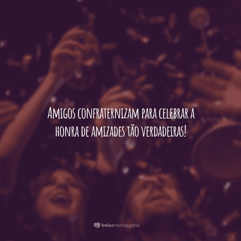 Amigos confraternizam para celebrar a honra de amizades tão verdadeiras!