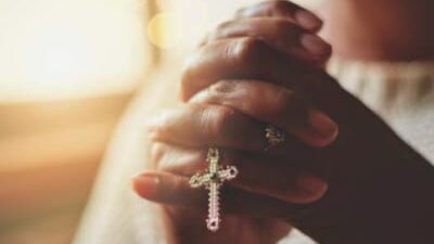 60 frases cristãs para status que compartilham o amor de Deus