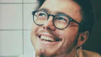 60 frases de sorriso para status que vão iluminar seu dia