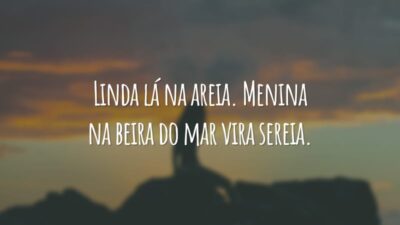Linda lá na areia. Menina na beira do mar vira sereia.