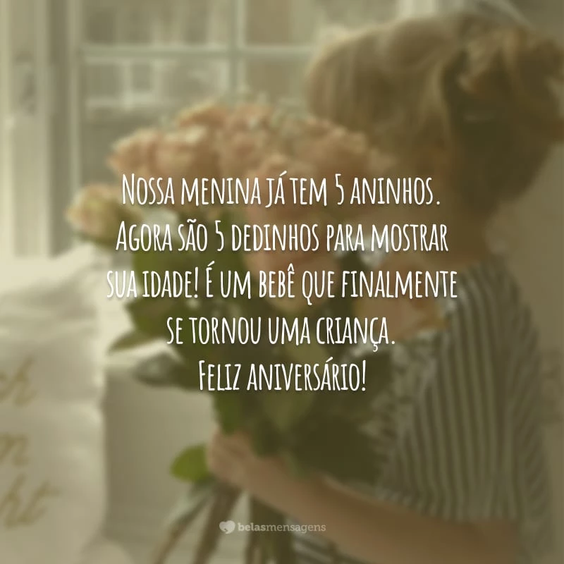 Nossa menina já tem 5 aninhos. Agora são 5 dedinhos para mostrar sua idade! É um bebê que finalmente se tornou uma criança. Feliz aniversário!