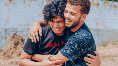 45 frases de abraço de amigo que oferecem paz e conforto