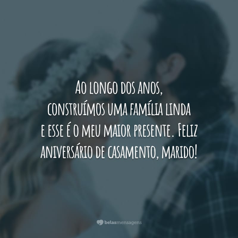 Ao longo dos anos, construímos uma família linda e esse é o meu maior presente. Feliz aniversário de casamento, marido!