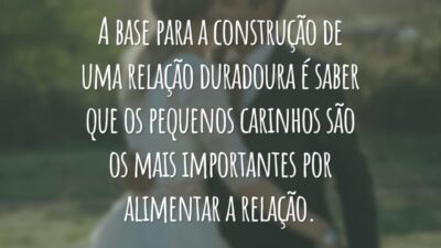 A base para a construção de uma relação duradoura é saber que os pequenos carinhos são os mais importantes por alimentar a relação.