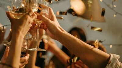 40 frases de festa para se divertir muito e animar o rolê